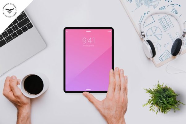 办公桌场景平板电脑屏幕预览素材库精选样机 Tablet on Table Mockup Template