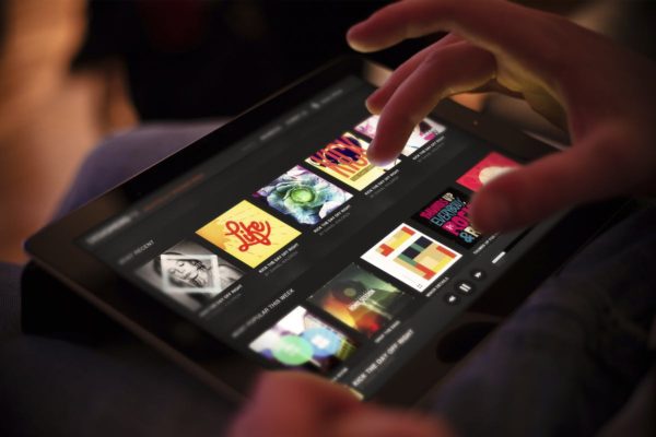 平板APP应用界面设计演示样机模板 Black iPad Tablet App UI Mock-Up