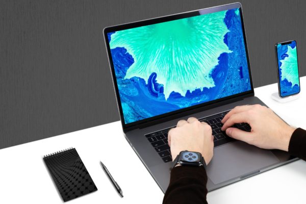 MacBook Pro ＆ iPhone设备屏幕预览样机模板 Laptop &amp; Mobile Mockups