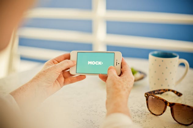 夏季海滩场景手持iPhone SE样机模板 iPhone SE Summer Mockups插图(3)