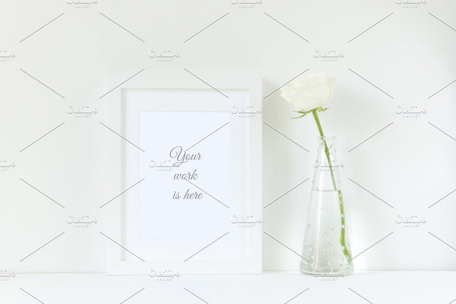 极简主义白玫瑰装饰画框样机 White frame mockup with rose插图(2)