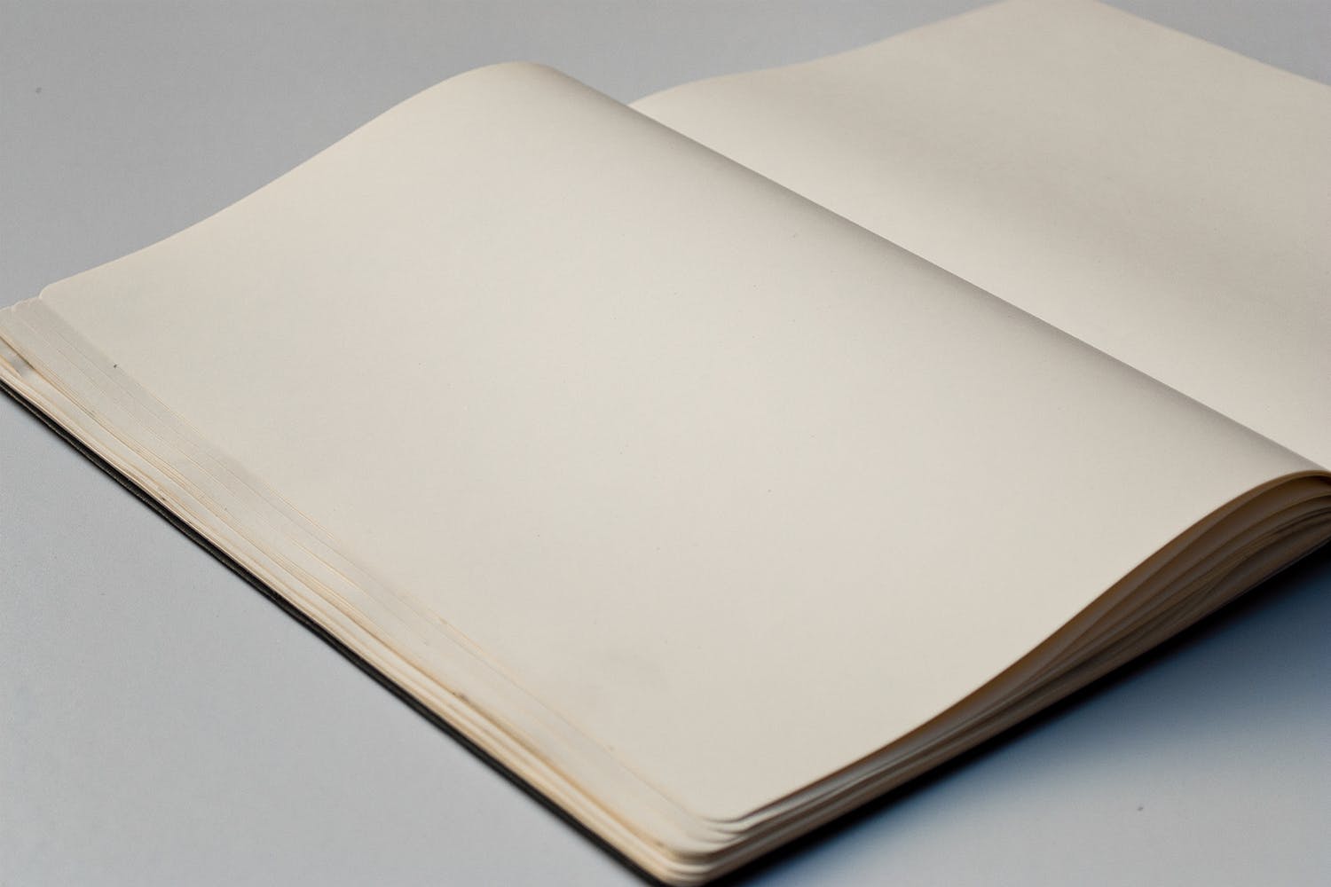 素描本内页设计/艺术作品展示特写镜头样机素材库精选 Sketchbook Mockup Closeup插图(1)