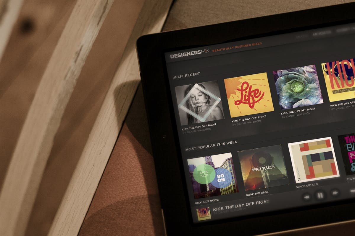 iPad平板电脑演示APP设计样机模板 Black iPad | Tablet App Scenes UI Mock-Up插图