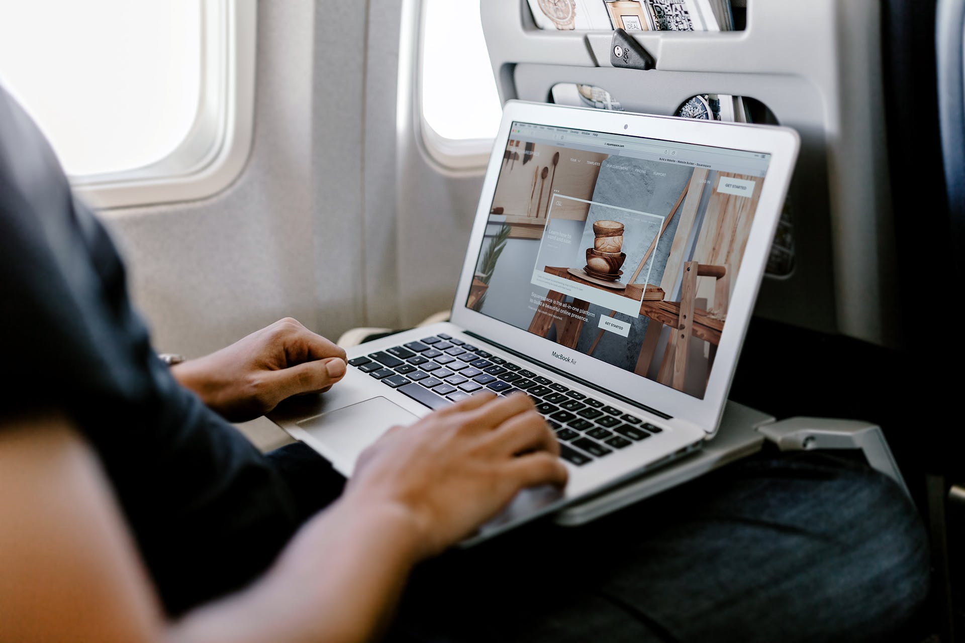 MacBook实景使用场景样机模板v13 Macbook Mockups Vol 13 – Working on Laptop插图(3)