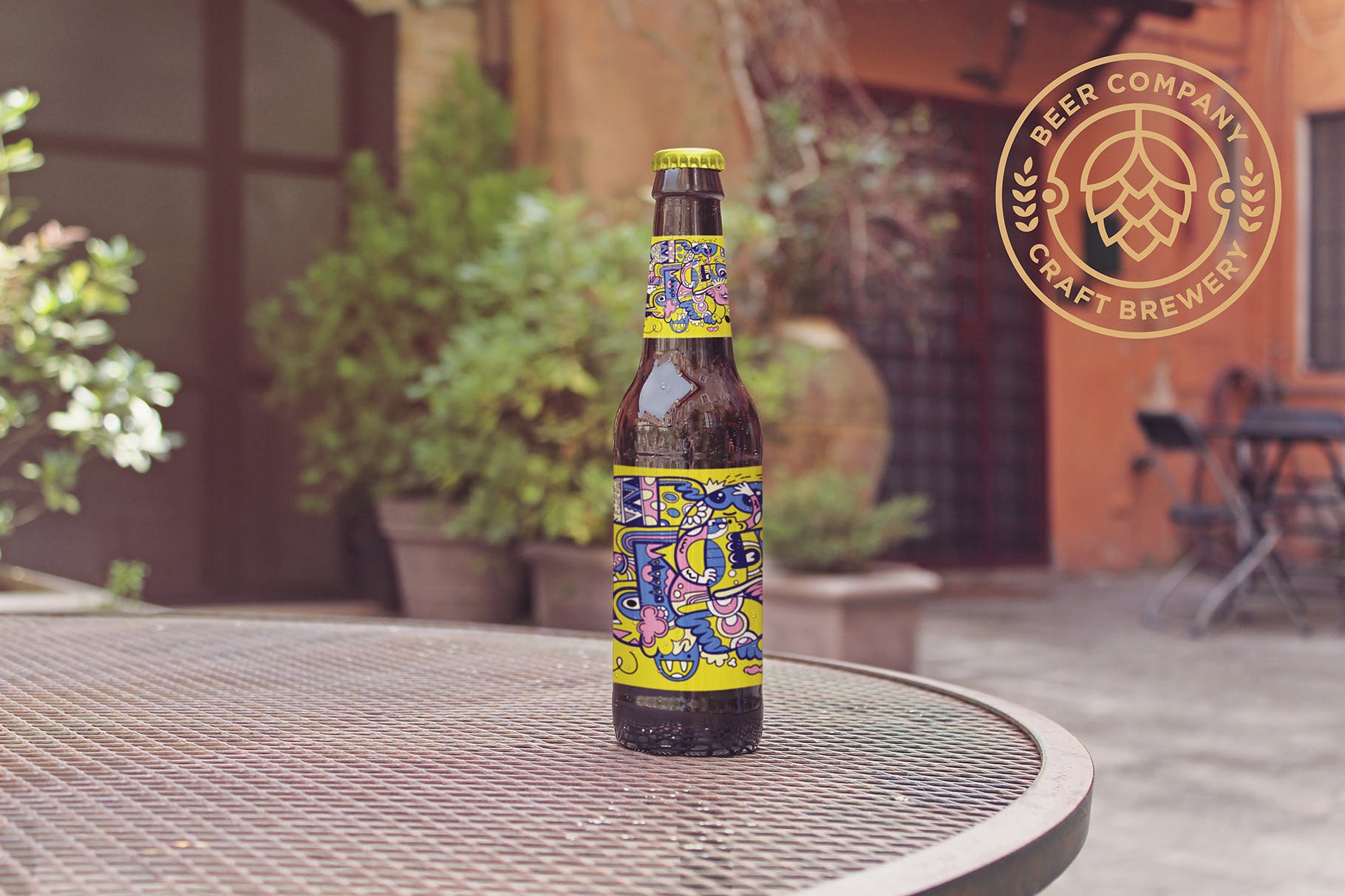 家庭花园背景啤酒瓶设计效果图样机 Chair Beer Mockup Duo插图(2)