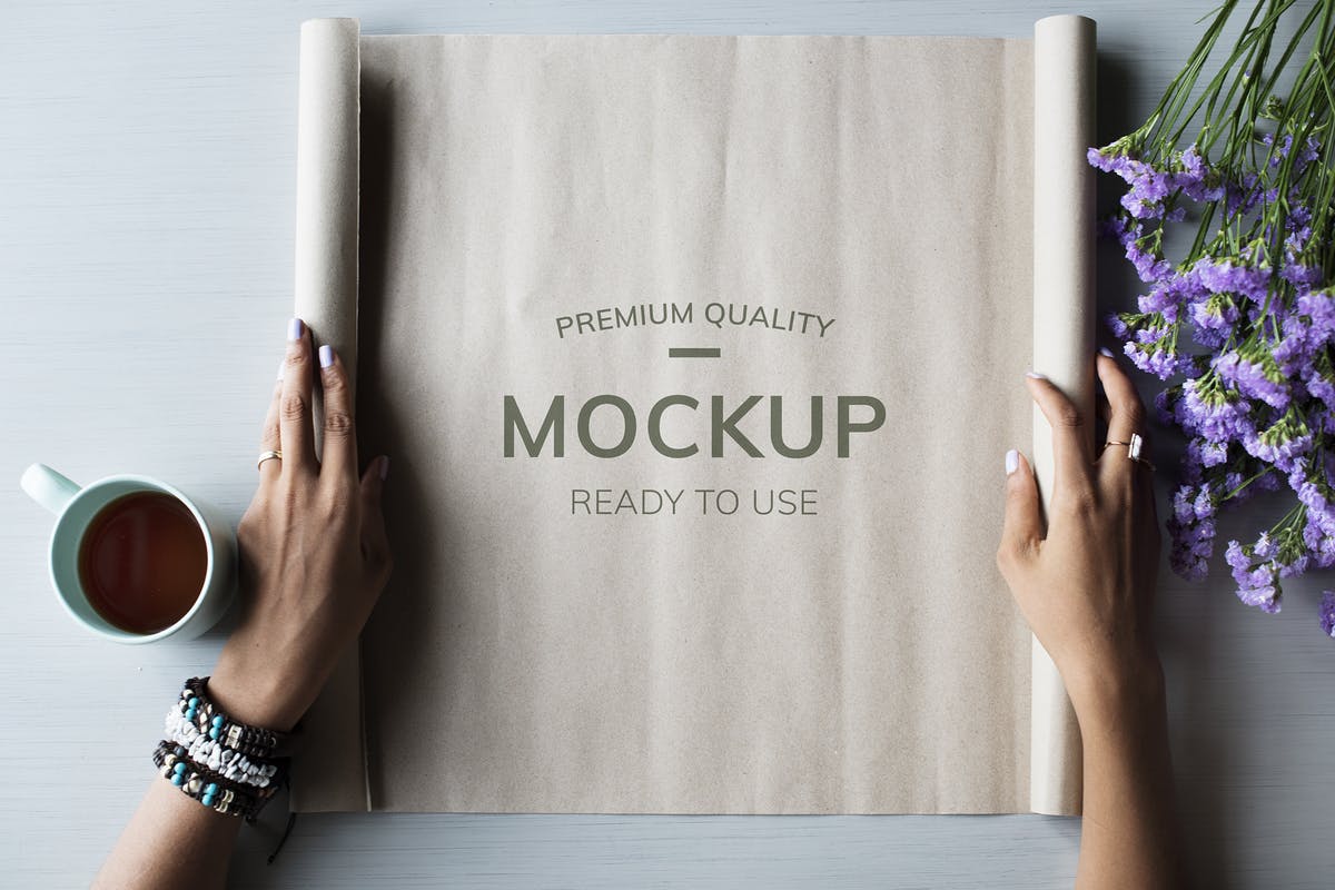 卷纸艺术创作设计展示样机 Hands showing paper design Mockup插图