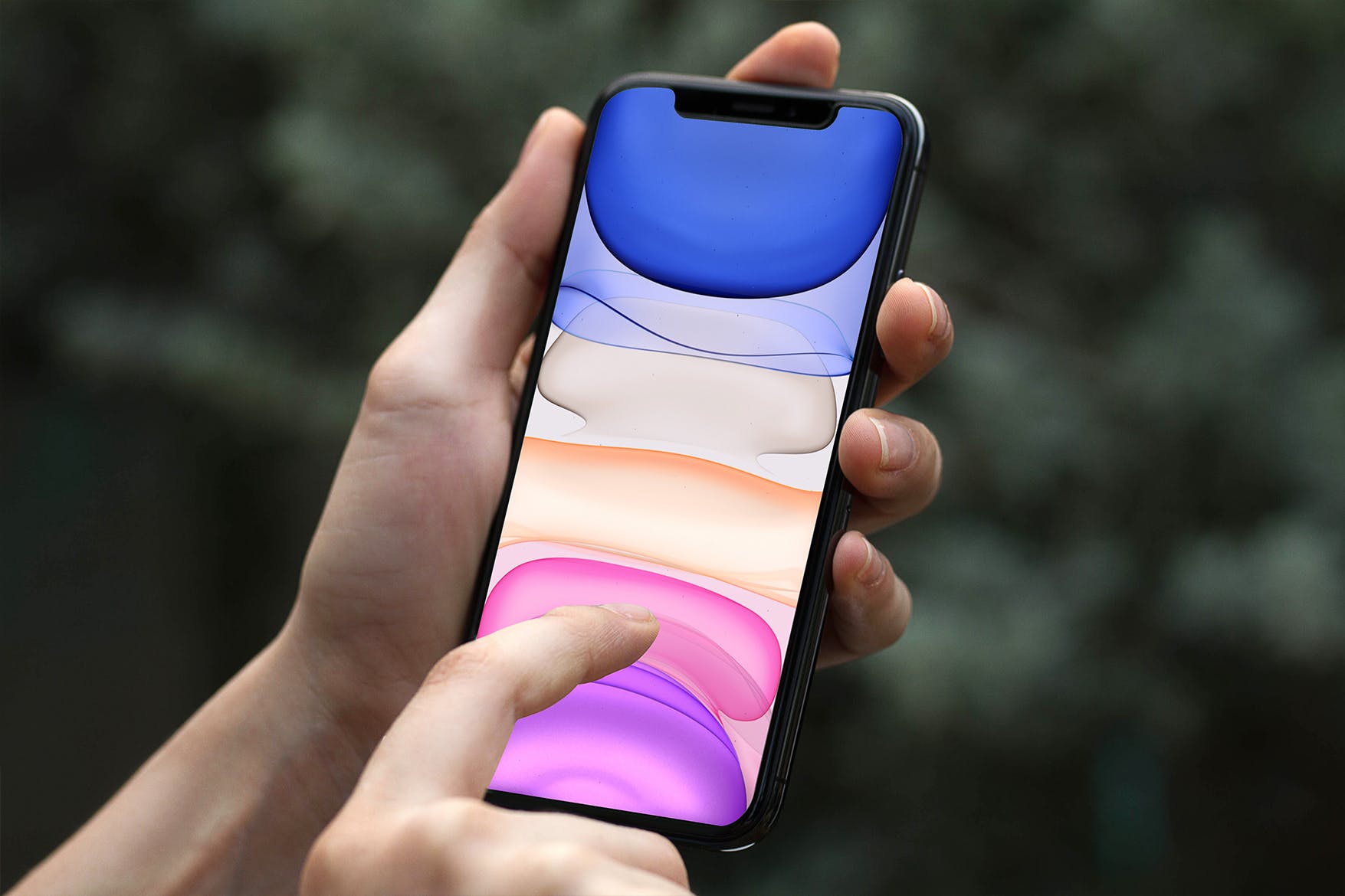 手持iPhone 11 Pro实物手机样机模板 iPhone 11 Pro Mockup插图(2)
