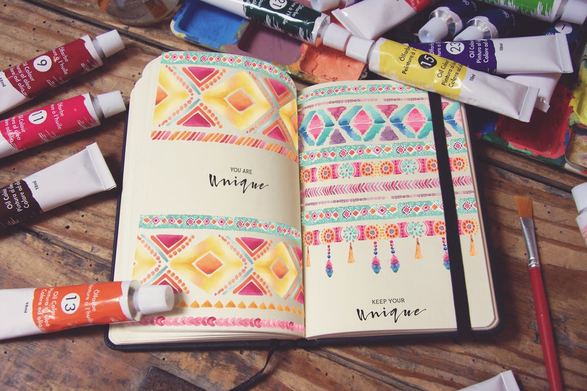 水彩画创作画室场景袖珍笔记本样机模板v5 Pocket Notebook Vertical Zoom插图