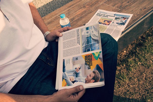 户外阅览新闻广告报纸样机模板 Outdoor Newspaper Mockups插图(2)