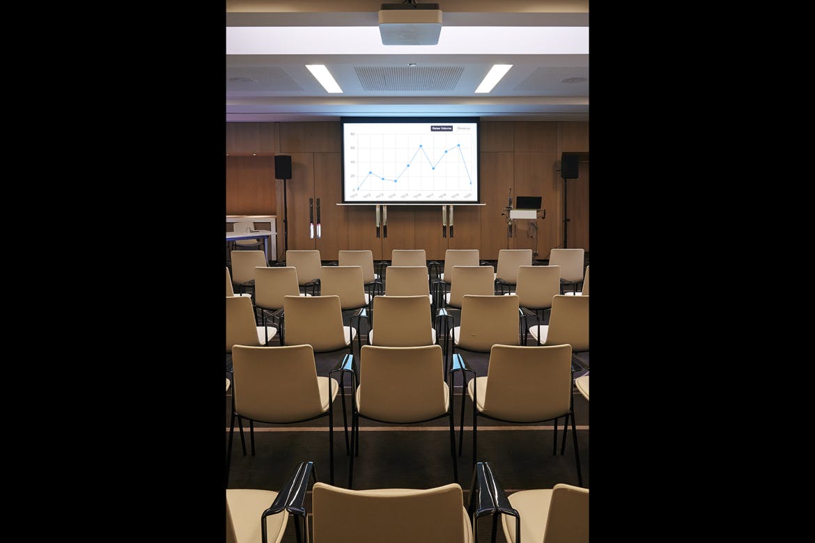 会议室电视/投影屏幕样机素材库精选模板v2 Conference_Room_Screen-VERT-Mockup插图(5)