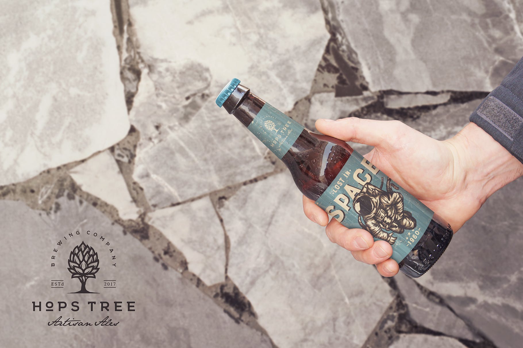 手持啤酒瓶素材库精选模板 Get Beer Bottle Mockup插图(2)