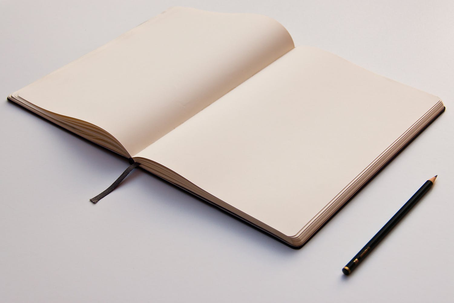 素描本内页设计/艺术作品展示透视图样机素材库精选 Sketchbook Mockup Perspective View插图(1)