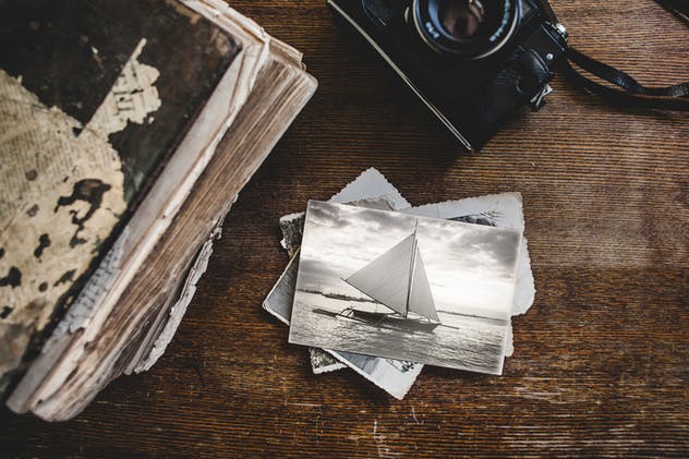 4款复古风格明信片设计样机模板 4 Vintage Postcard Mock-up插图(1)