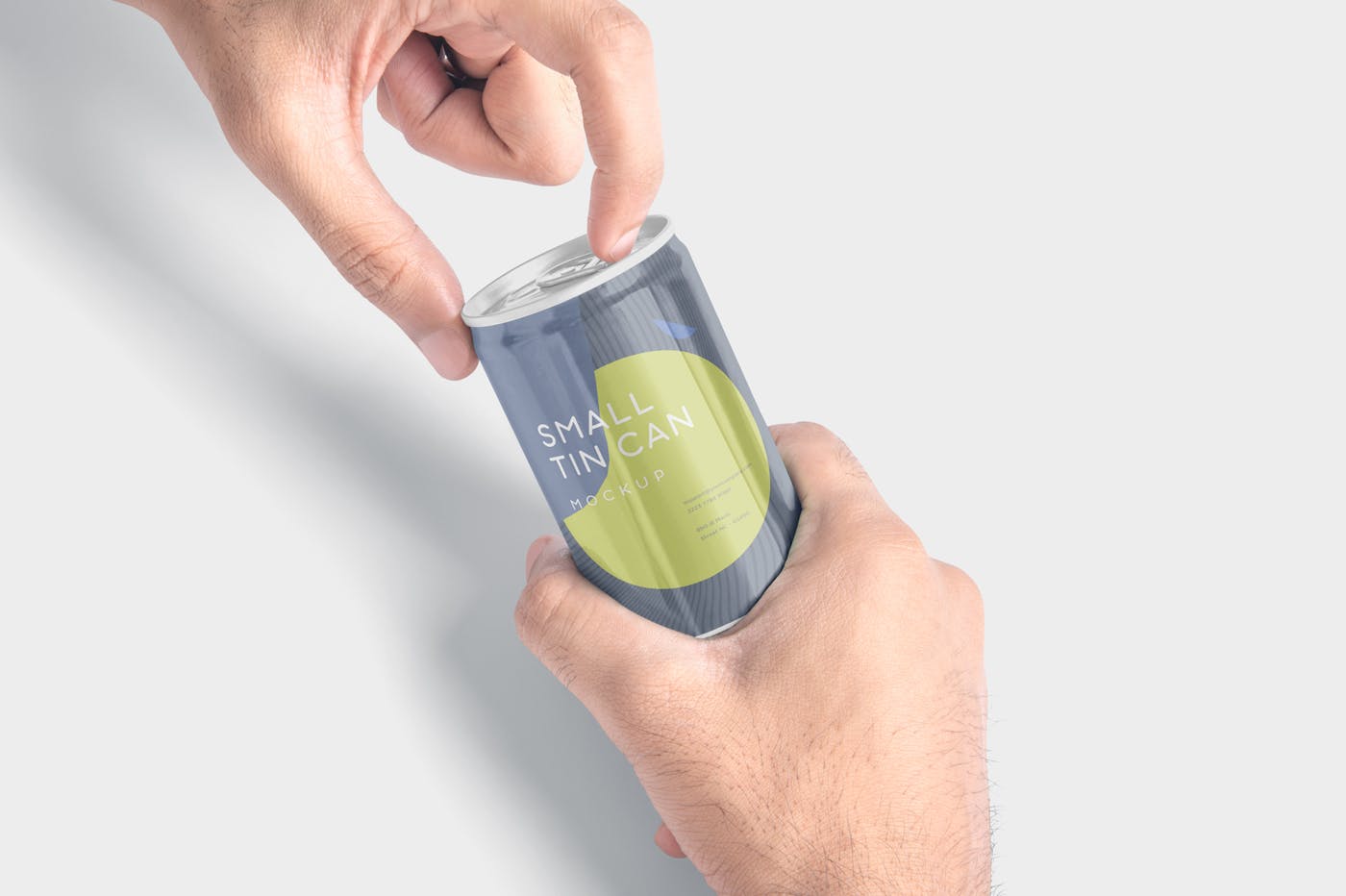 小型饮料易拉罐外观设计预览样机 5 Small Tin Can Mockups插图(3)