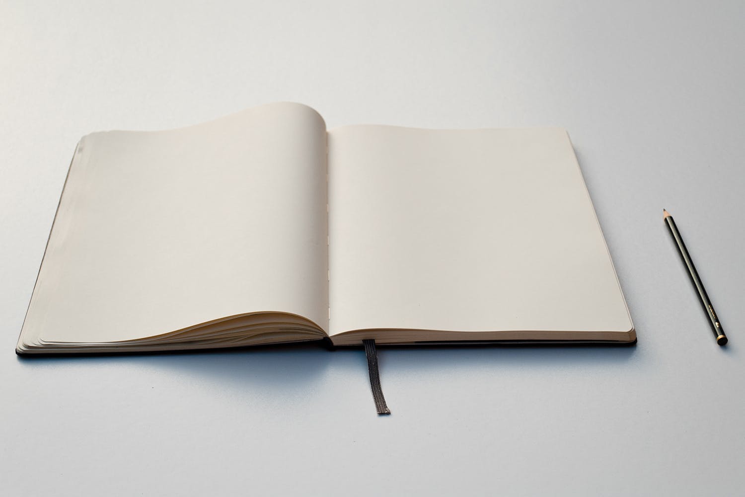 素描本内页设计/艺术作品展示前视图样机素材库精选 Sketchbook Mockup Front View插图(1)