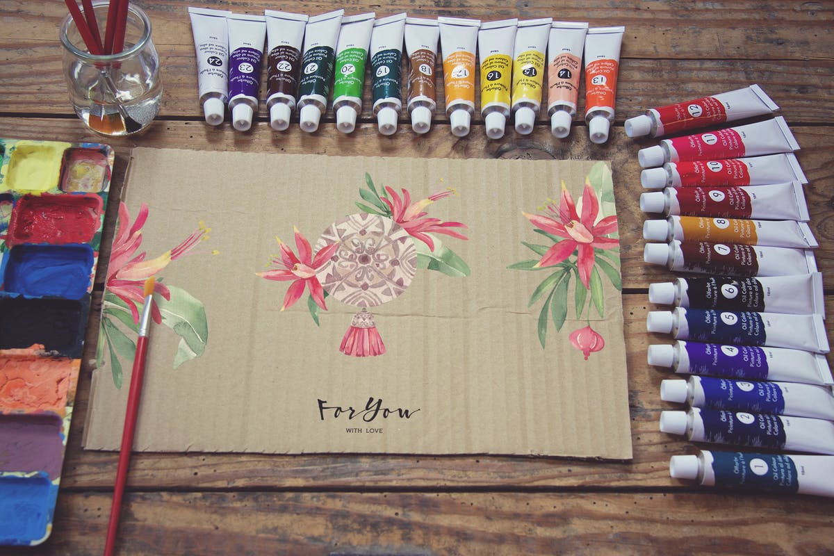 画室场景速写画作展示牛皮纸样机模板 Paperboard Paint Scene Desk插图