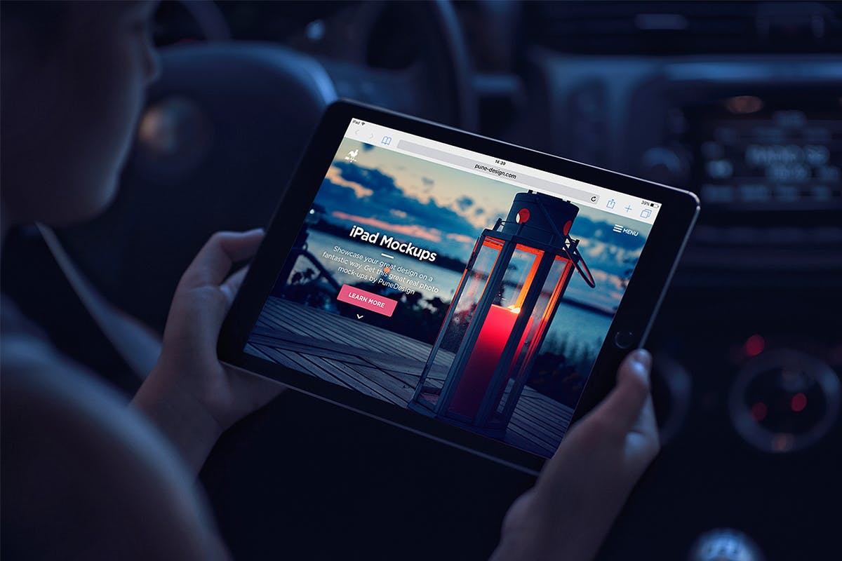 手持iPad场景移动网站设计展示样机 iPad Mock-Ups插图