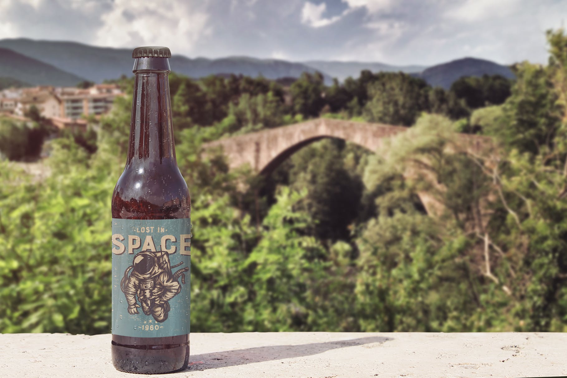 公园背景啤酒瓶设计正视图样机 Front Backgrounds Beer Mockup插图(1)