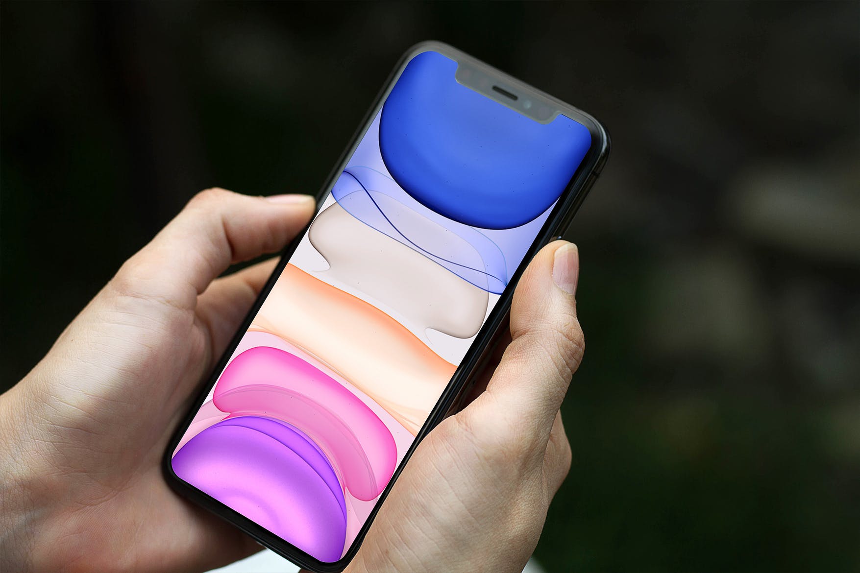 手持iPhone 11 Pro实物手机样机模板 iPhone 11 Pro Mockup插图(1)