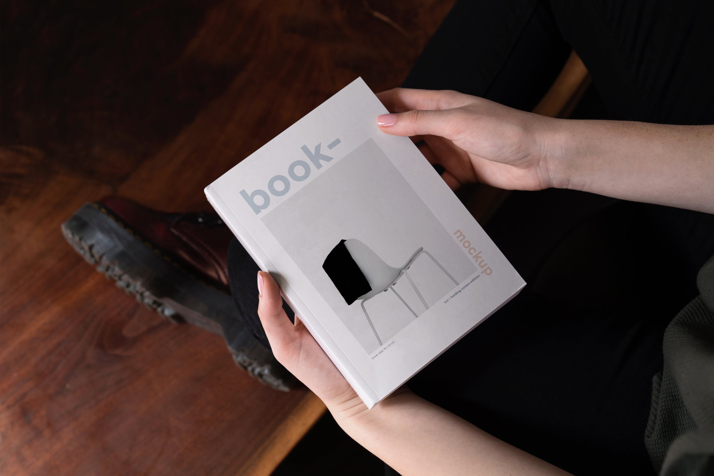 图书封面设计手持预览图样机模板01 Book Mockups vol01插图