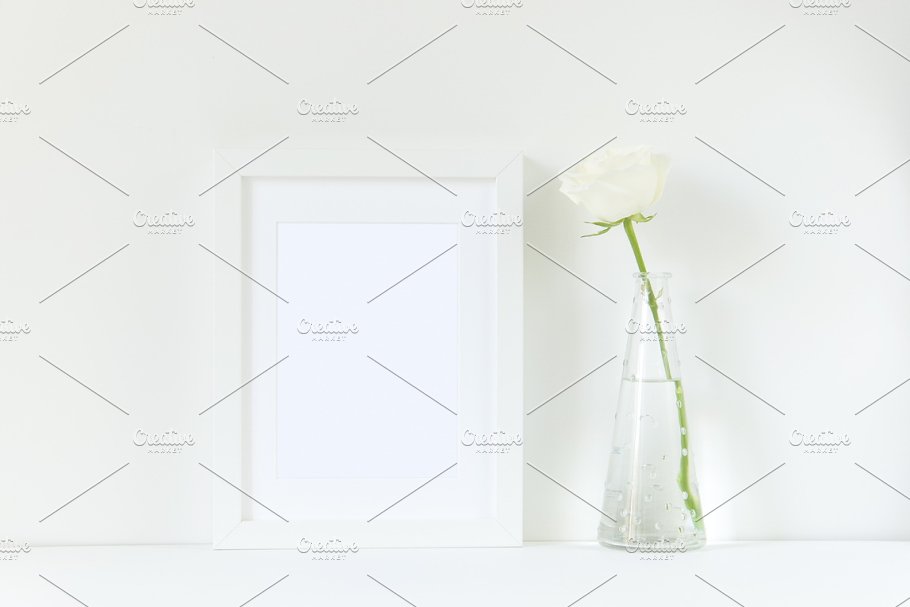 极简主义白玫瑰装饰画框样机 White frame mockup with rose插图