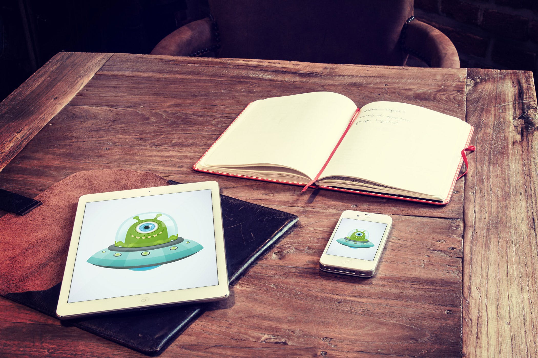 咖啡厅场景Macbook&平板电脑素材库精选样机模板v2 5 Laptop and tablet mock-ups in cafe Vol. 2插图(4)