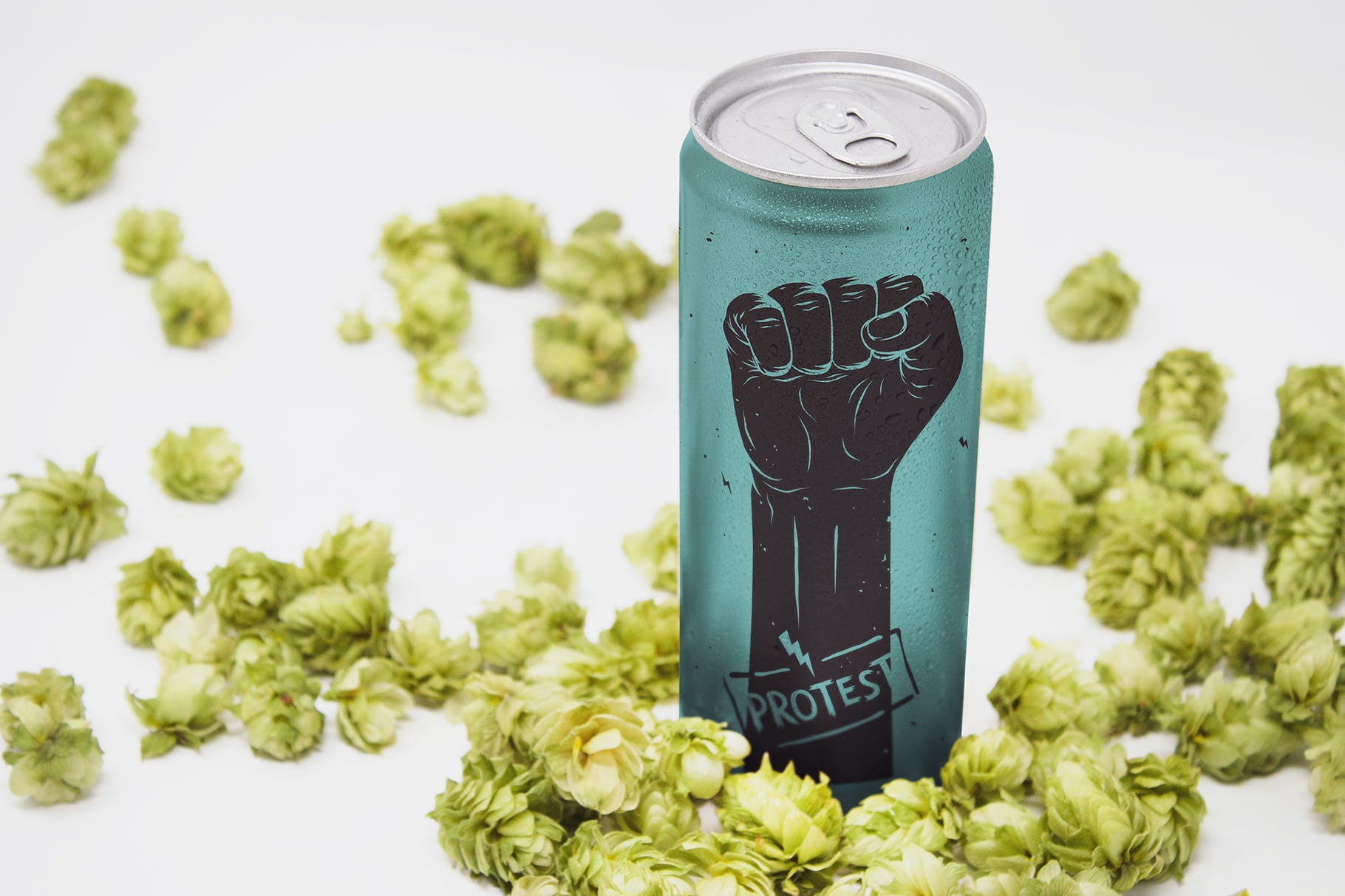 16盎司啤酒易拉罐外观设计透视图素材库精选 Perspective 16oz Beer Can Mockup插图(1)