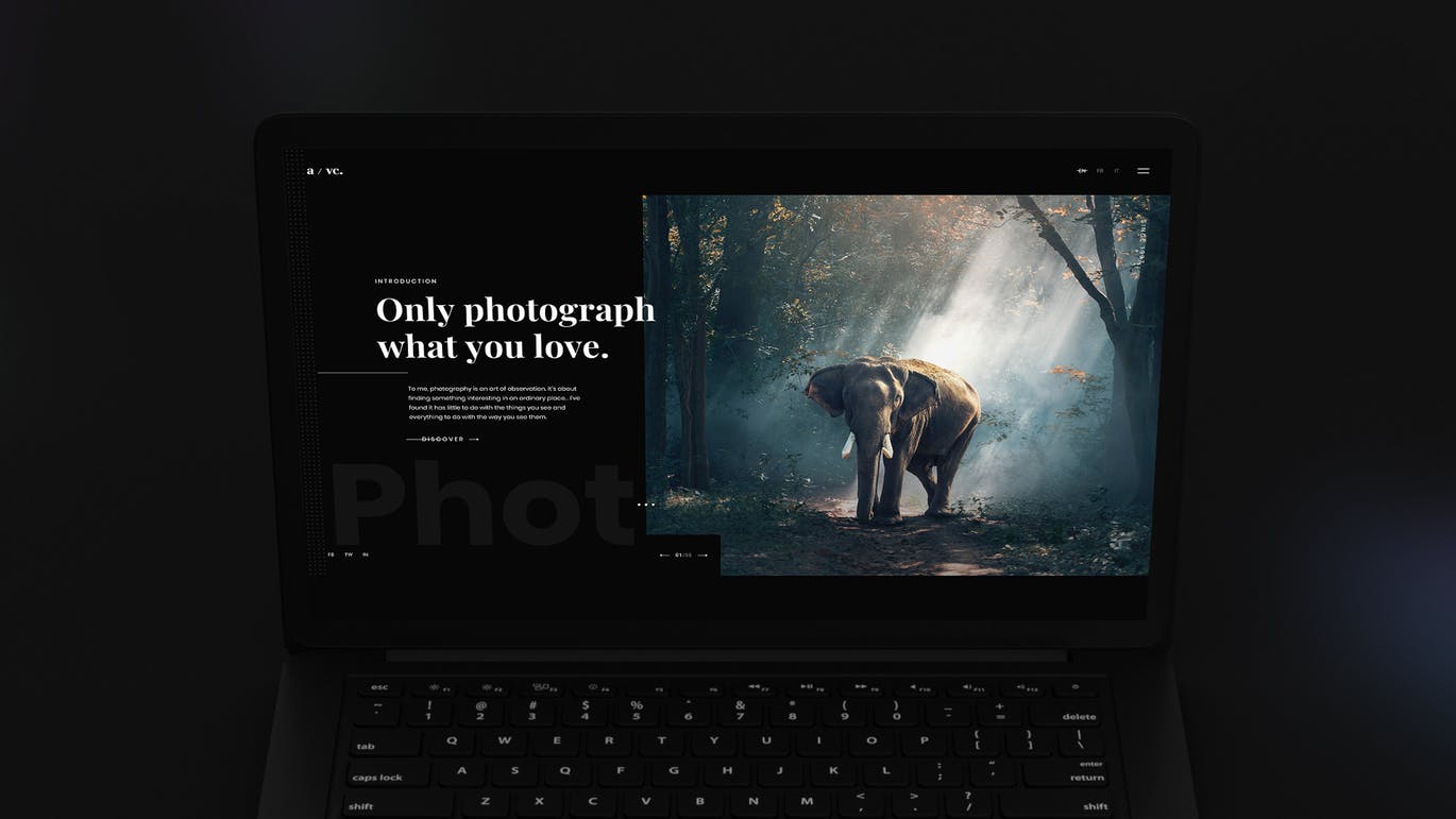 黑色超级笔记本屏幕预览样机模板 Black Laptop Mockup插图(1)