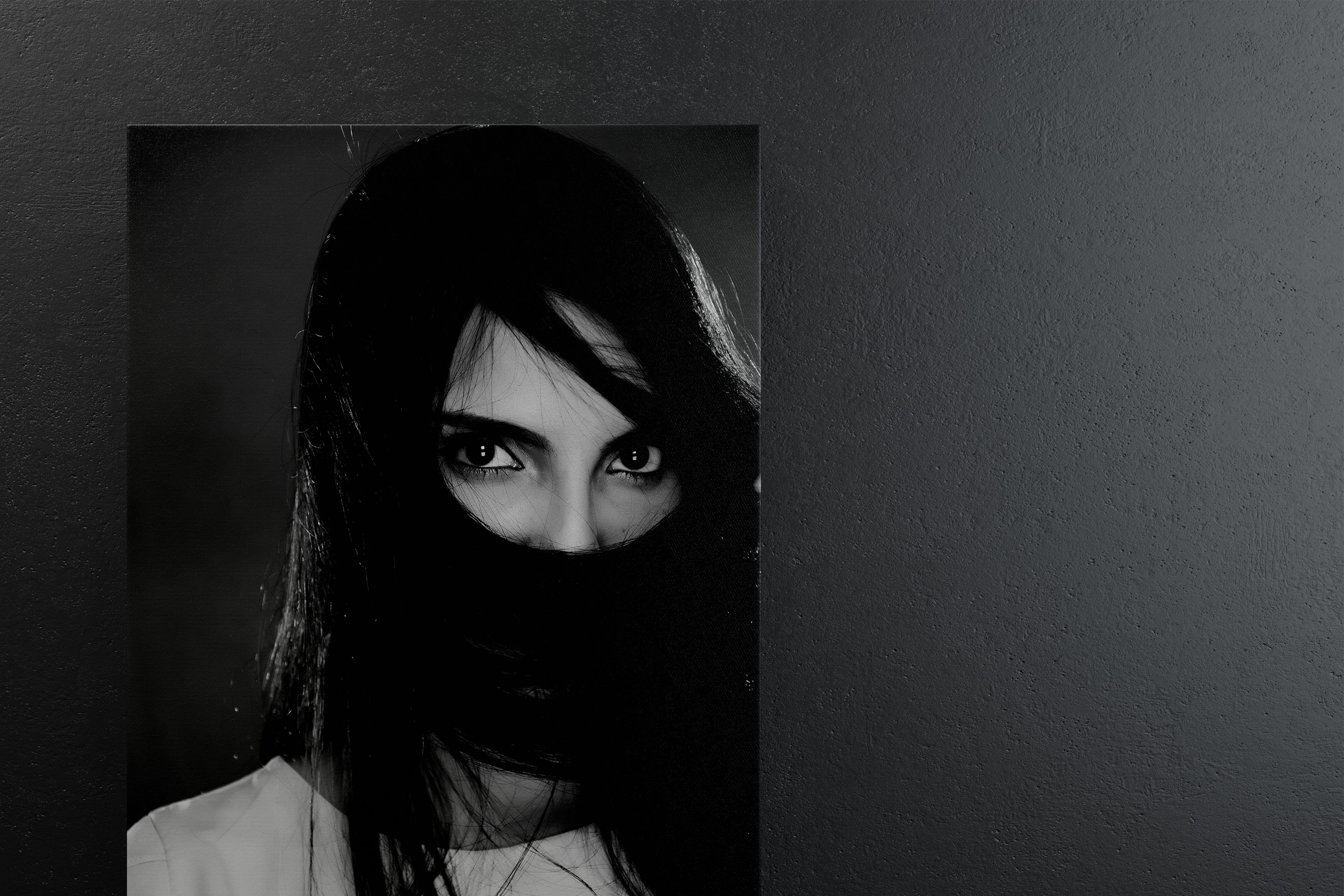 挂墙画布绘画作品＆照片展示正视图样机 2:3 Portrait Canvas Mockup Hanging on Wall, Front View插图(5)