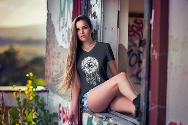 时尚服装V领T恤样机 V-Neck T-Shirt Mock-Up插图(3)