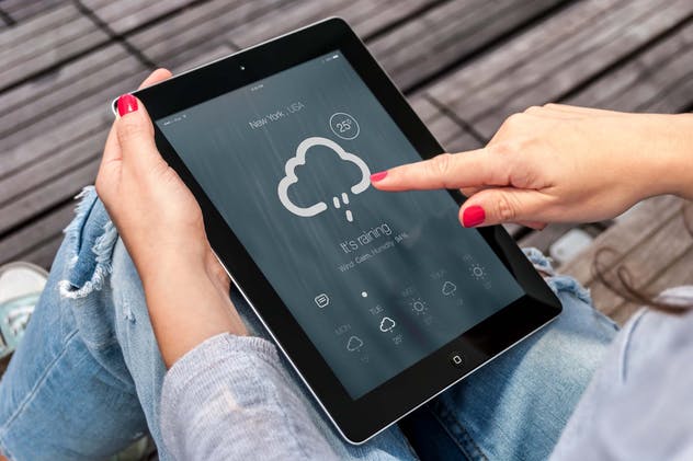 手持iPad使用场景APP应用&网站设计演示模板 Tablet Mock-up插图(13)