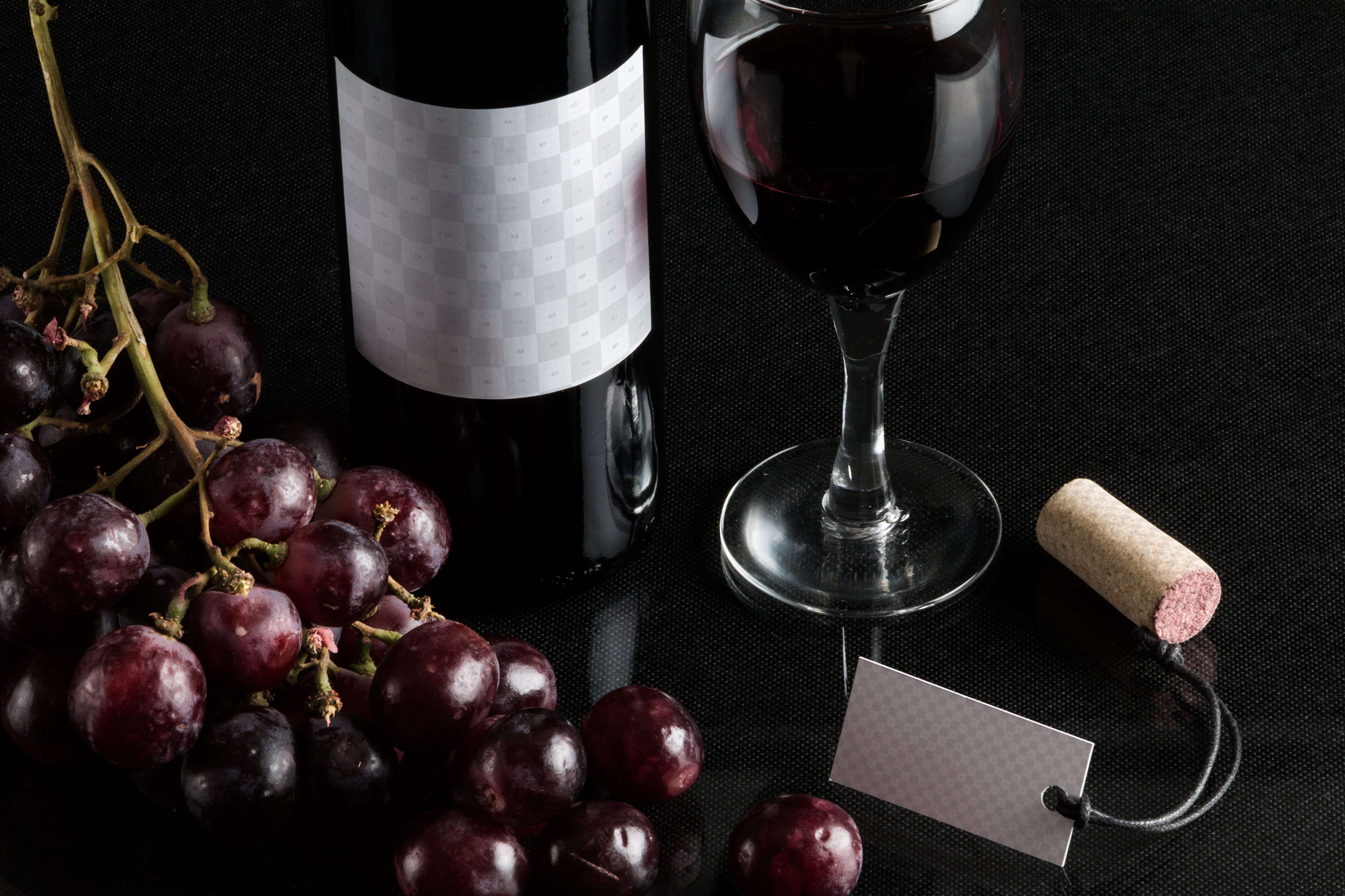 葡萄酒洋酒酒瓶外观标签设计样机模板12 Wine Bottle Mockup 12插图(1)