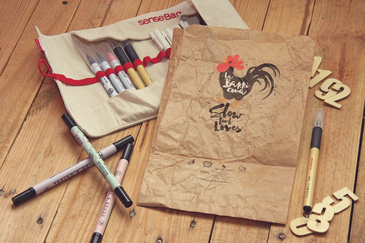 皱褶纸张素描作品预览样机素材库精选 Crumpled Paper Vertical Sketch插图