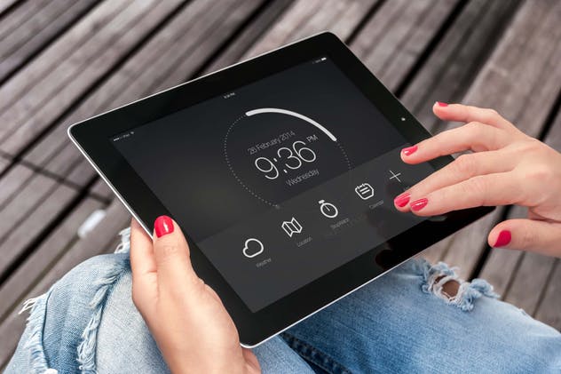 手持iPad使用场景APP应用&网站设计演示模板 Tablet Mock-up插图(11)