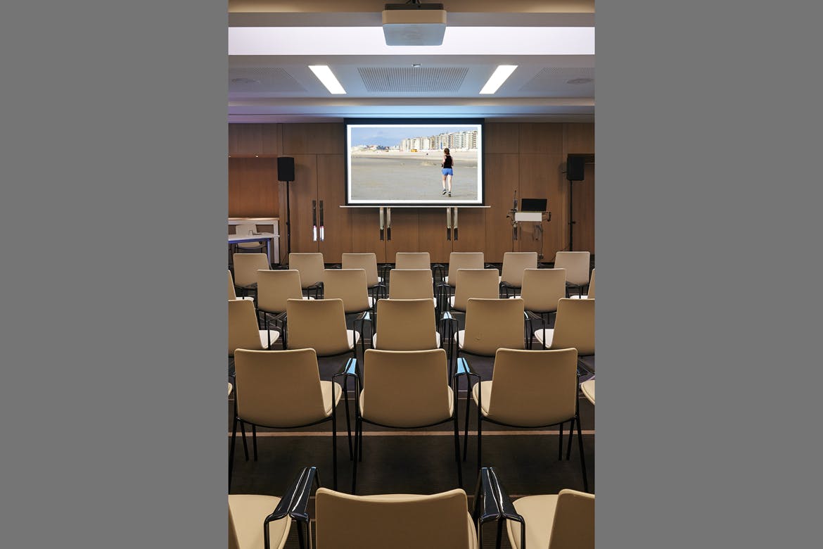 会议室电视/投影屏幕样机素材库精选模板v2 Conference_Room_Screen-VERT-Mockup插图(4)