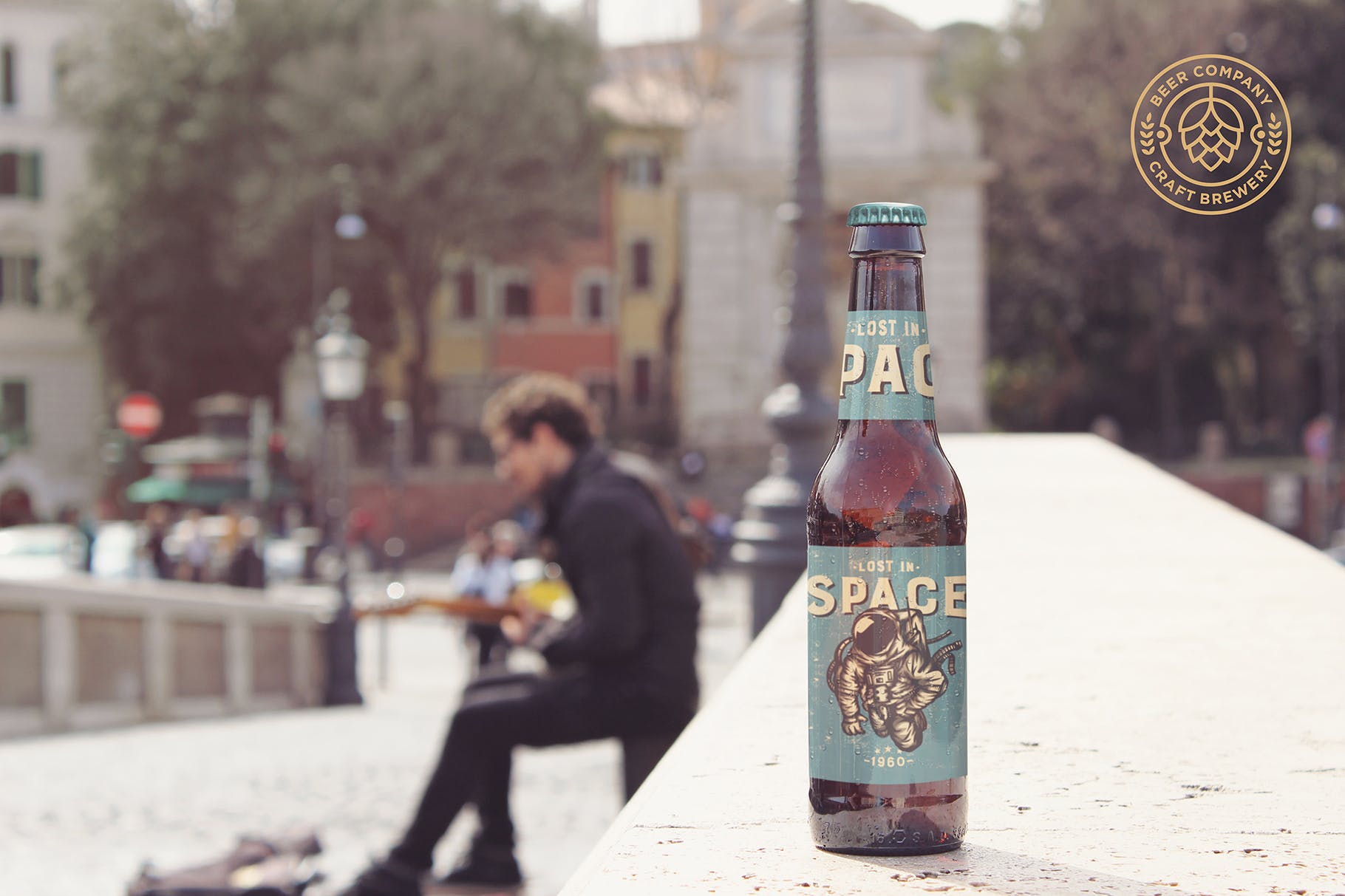 石桥背景啤酒瓶设计效果图样机模板 Artist Bridge Beer Mockup插图(3)